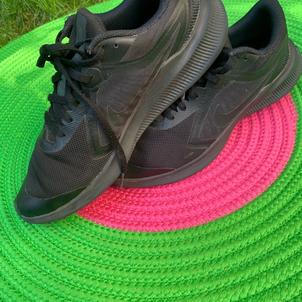 Nike 8.5 ladies mono black training shoes 🛑
